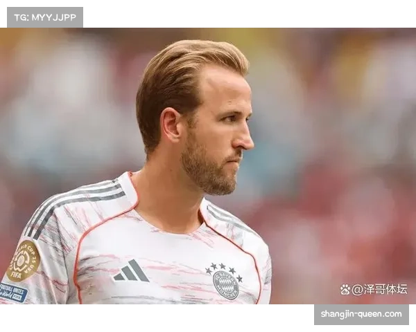 转播镜头捕捉：巴黎主帅在场边向球员频繁手势，示意阵型从433切换为442